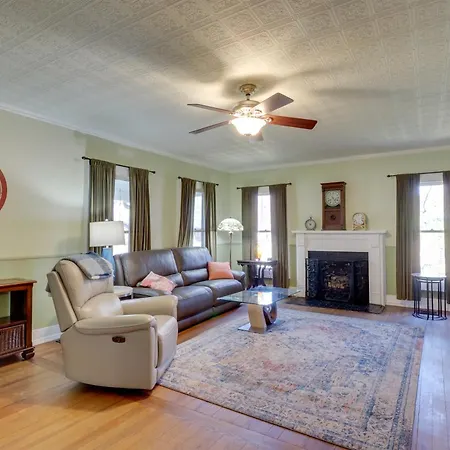 Charming Georgetown Home - Walk To Downtown!